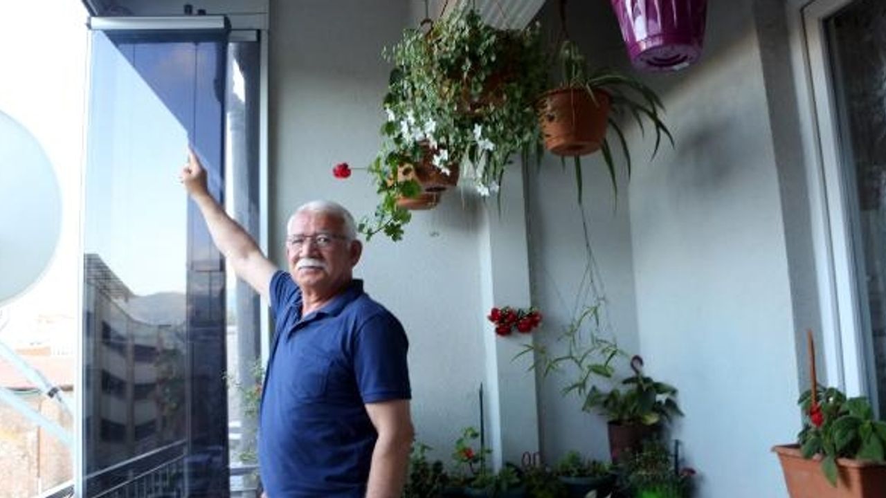 Kumrular, 7 Yıldır Balkonuna Yuva Yapıyor