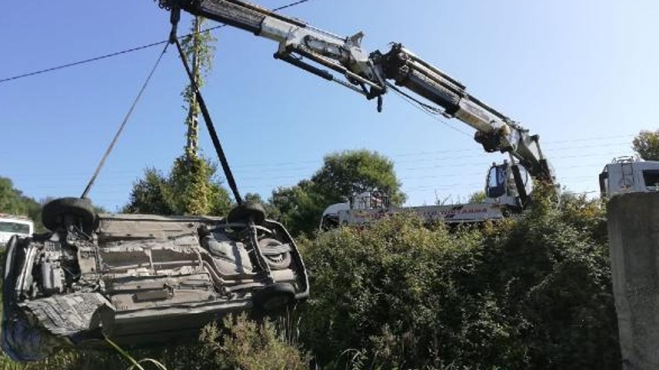 Otomobil Şarampole Devrildi, Sürücü Yaralandı