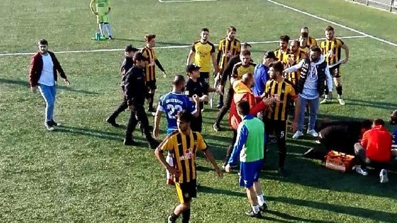 Amatör Maçta Futbolcular Birbirine Girdi