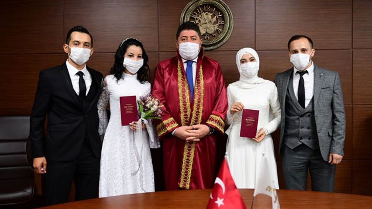 Aynı Gün Evlenen Kardeşler Birbirlerine Şahitlik de Yaptı
