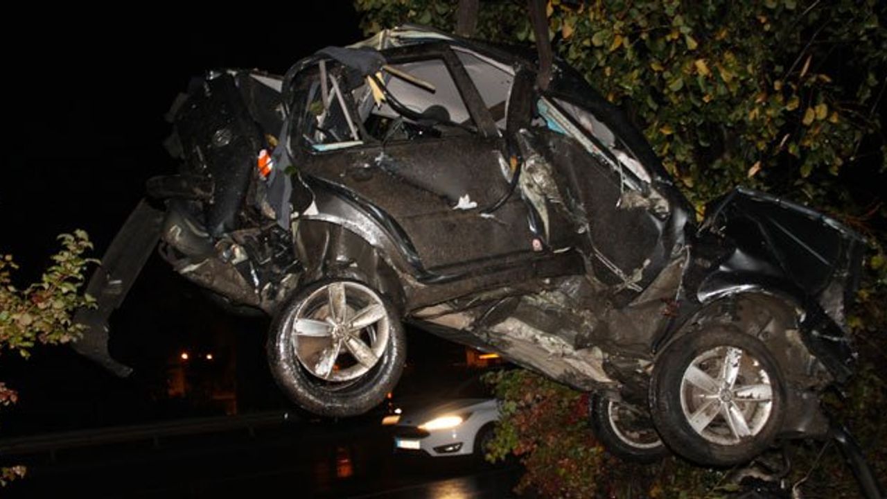 Aydınlatma Direğine Çarpan Otomobildeki 3 Kişi Yaralandı