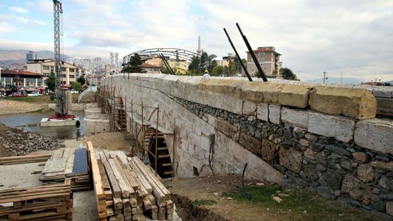 770 Yıllık Hıdırlık Köprüsü'nde Restorasyon Sürüyor