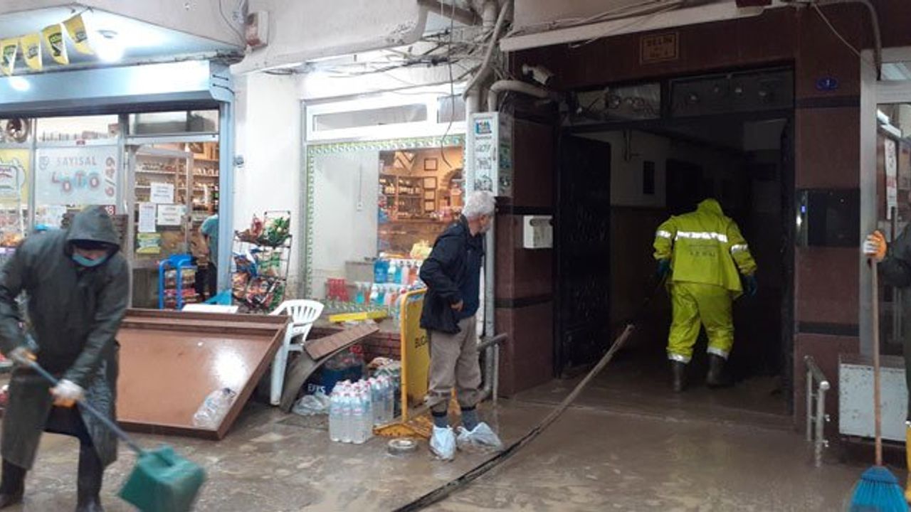 İzmir'de Sağanak Yağış Hayatı Olumsuz Etkiledi