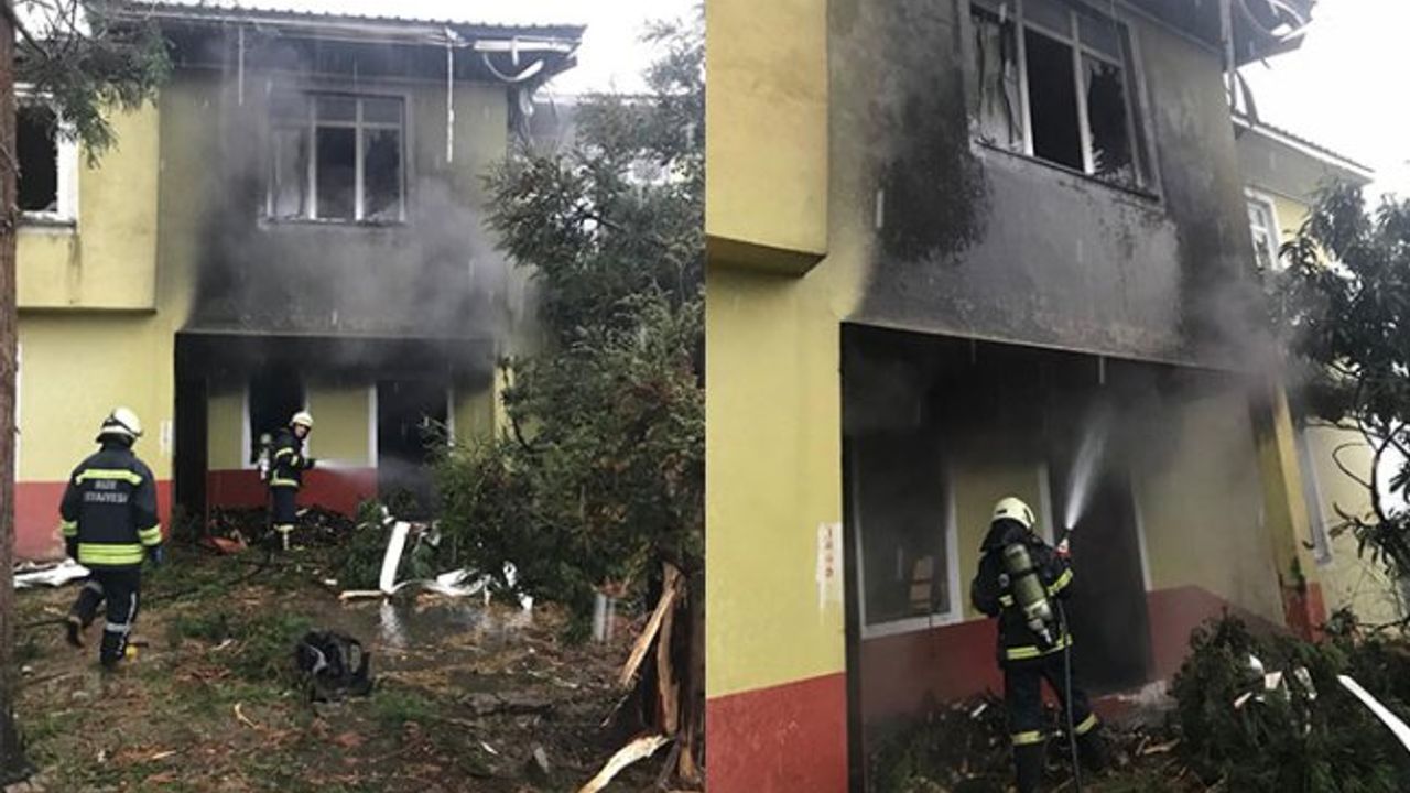 Rize’de Ağaca Yıldırım Düştü, Evde Yangın Çıktı