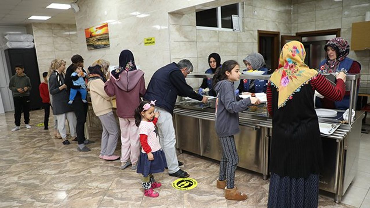 Ensar Vakfı Rize'deki Depremzedelerin İhtiyaçlarını Karşılıyor
