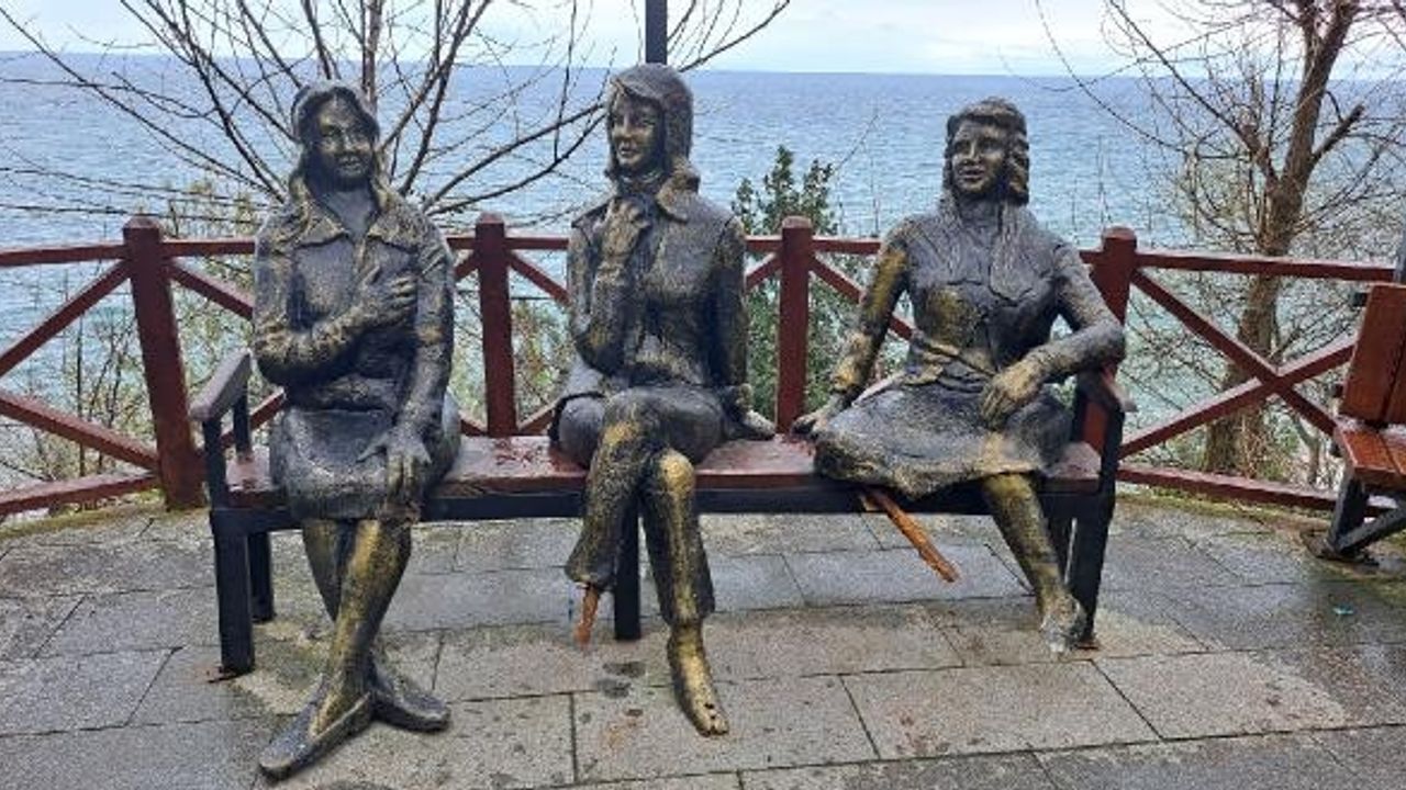 'Üç Kız' Heykeline Yine Zarar Verildi
