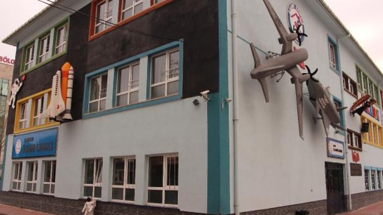 Akıncı ve Kızılelma'nın Maketleri Okul Duvarına Asıldı