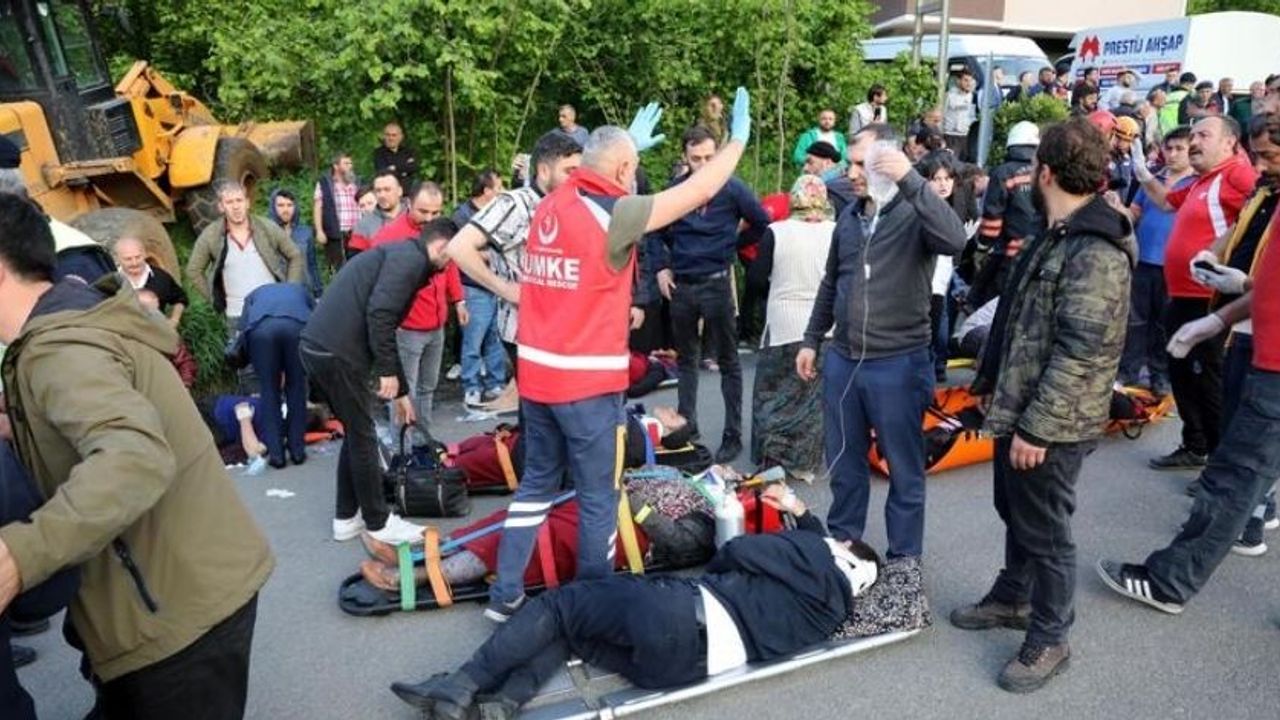 Trabzon'da Belediye Midibüsü Evin Duvarına Çarpıp, Devrildi: 4 Ölü, 37 Yaralı