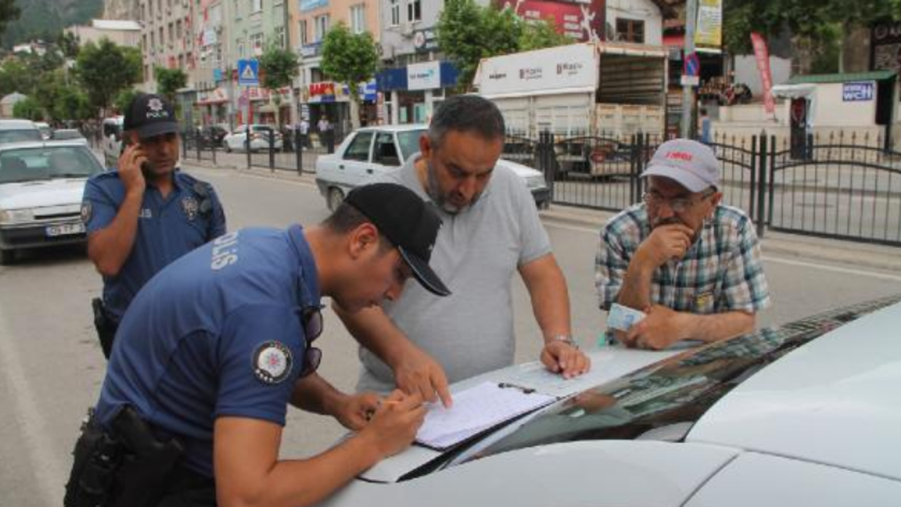 Sattığı kirazın parasını düşürdü, 10 bin TL'yi polisten tutanakla aldı