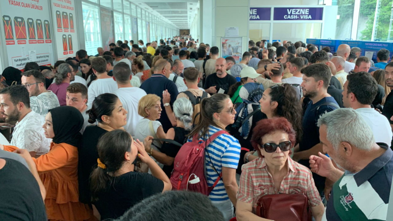 Sarp Sınır Kapısı'na telefon akını; 15 kilometrelik araç kuyruğu oluştu