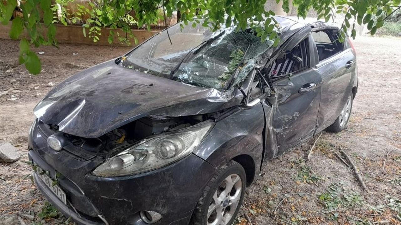 Otomobil, Köprüden Uçtu: 1'i Bebek, 4 Yaralı