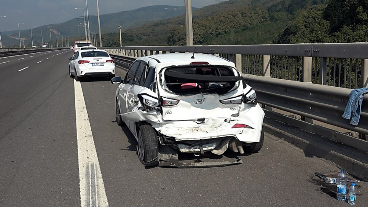 Düzce'de Hafif Ticari Araç, Otomobile Çarptı; 6 Yaralı