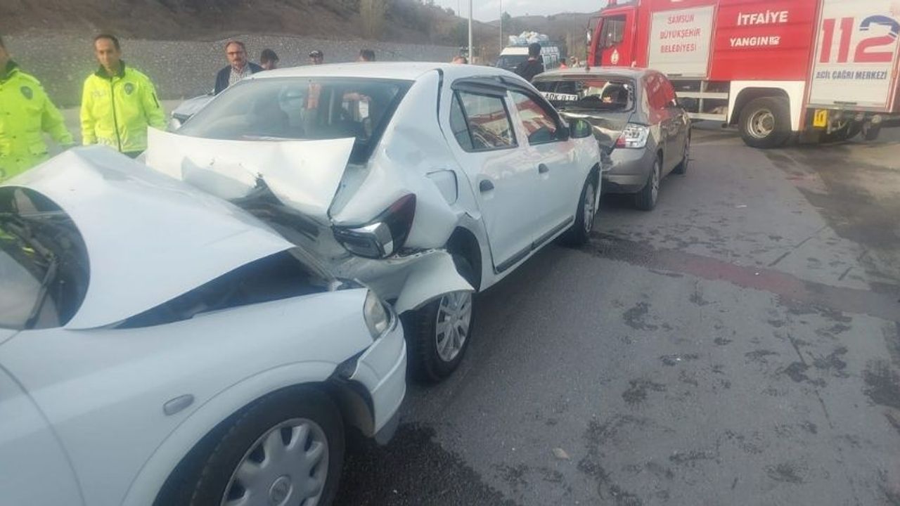 5 Aracın Karıştığı Zincirleme Kazada 5 Sürücü Yaralandı