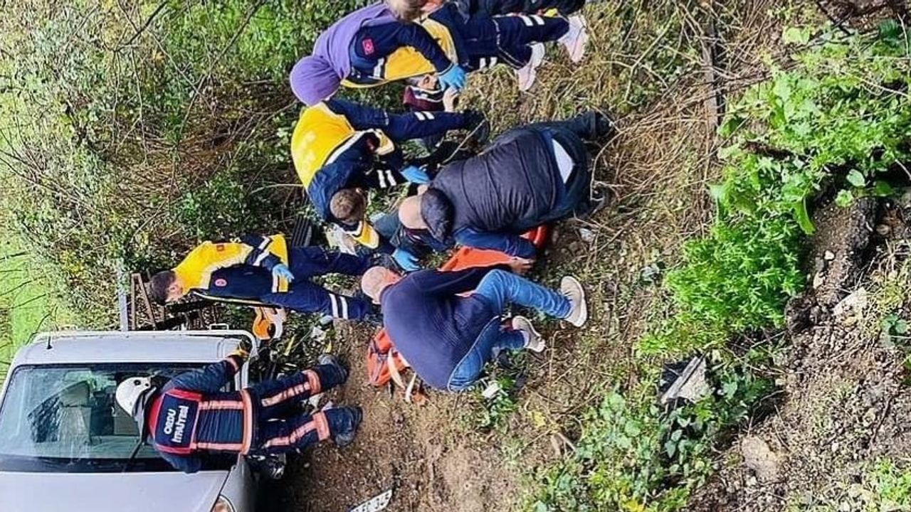 Yağmurda Kayganlaşan Yolda Kamyonet Devrildi: 4 Yaralı