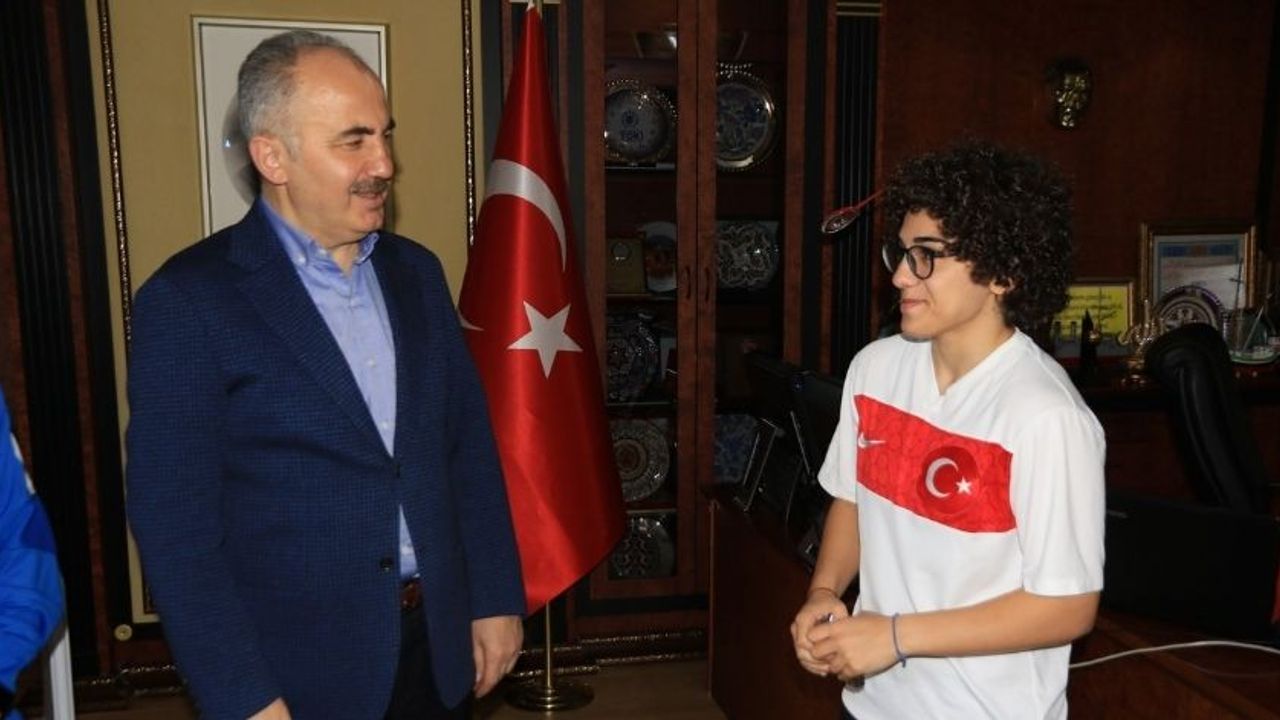 Başkan Metin, Şampiyon Boksörü Makamında Ağırladı