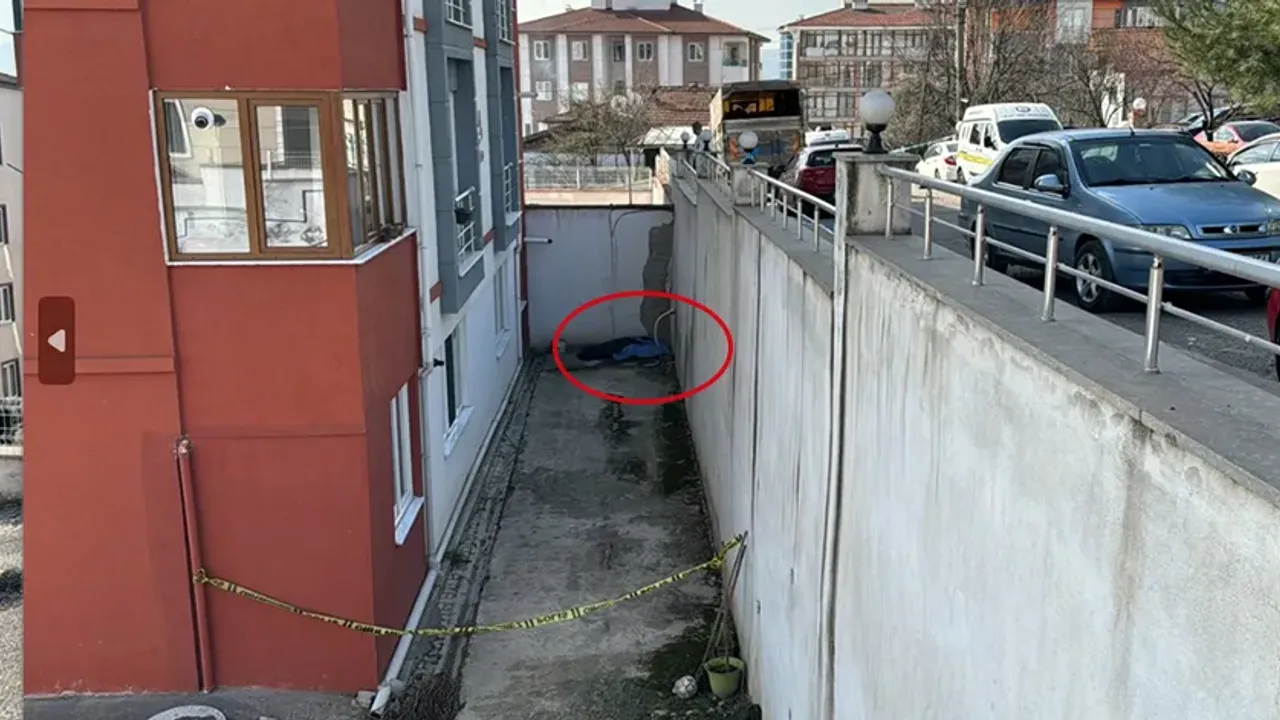 Duvar Dibinde Cansız Bedeni Bulundu