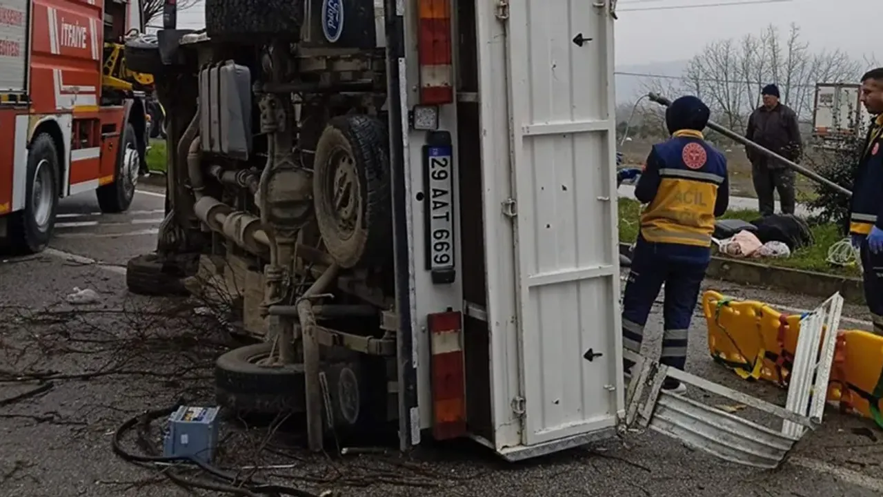 Yoldan Çıkan Kamyon Aydınlatma Direğine Çarptı