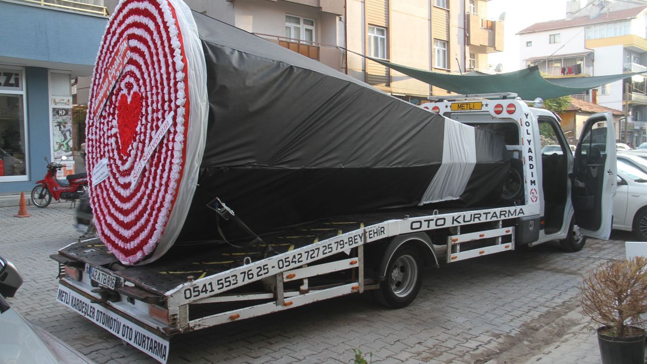 Çekici Üzerinde Bu Kez Kazalı Bir Araç Değil, Dev Yapay Çiçek Sergilendi