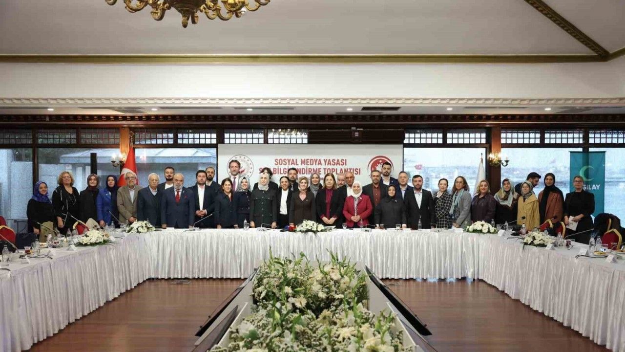 Bakan Göktaş, sosyal medya düzenlemesi için STK temsilcileriyle bir araya geldi