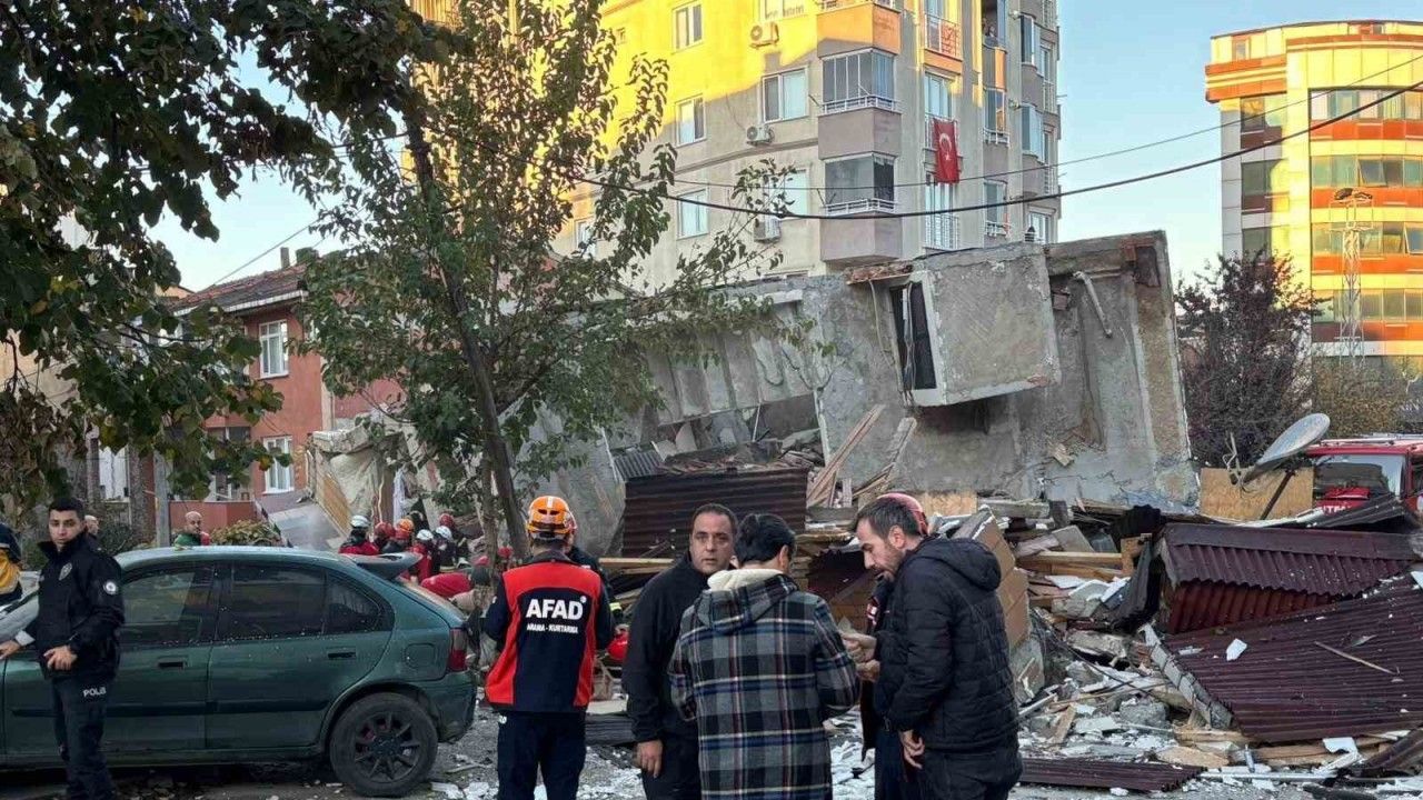 Enkaz Altında 7 Kişinin Olduğu Tahmin Ediliyor