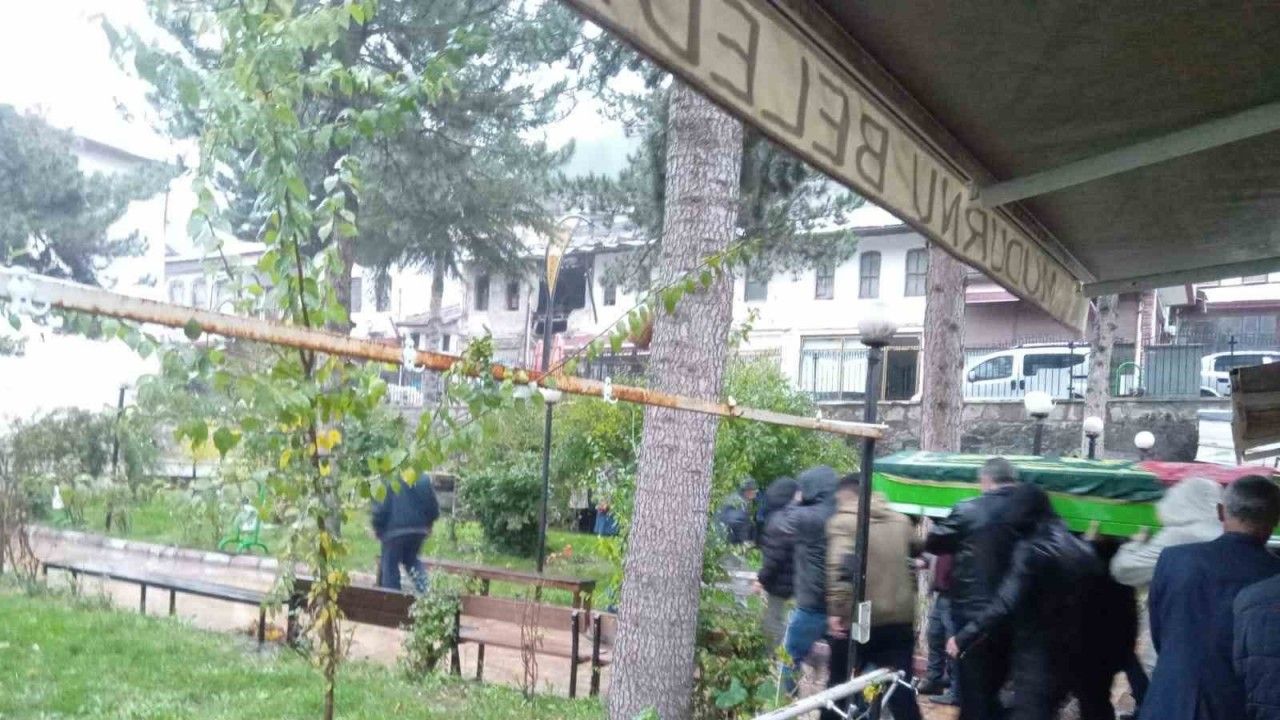 Eşi Tarafından Öldürülen 3 Çocuk Annesi Kadın Son Yolculuğuna Uğurlandı