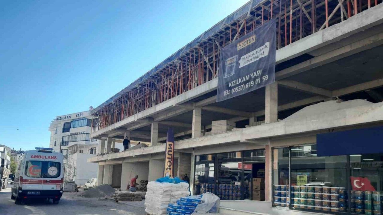İnşaatta yüksekten düşen işçi yaralandı