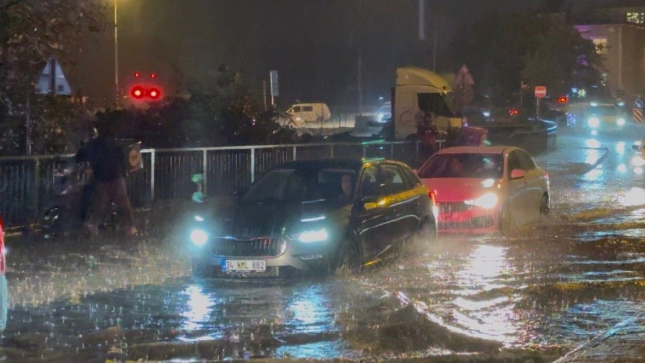 İstanbul’da Aniden Bastıran Sağanak Yağmur Hayatı Felç Etti