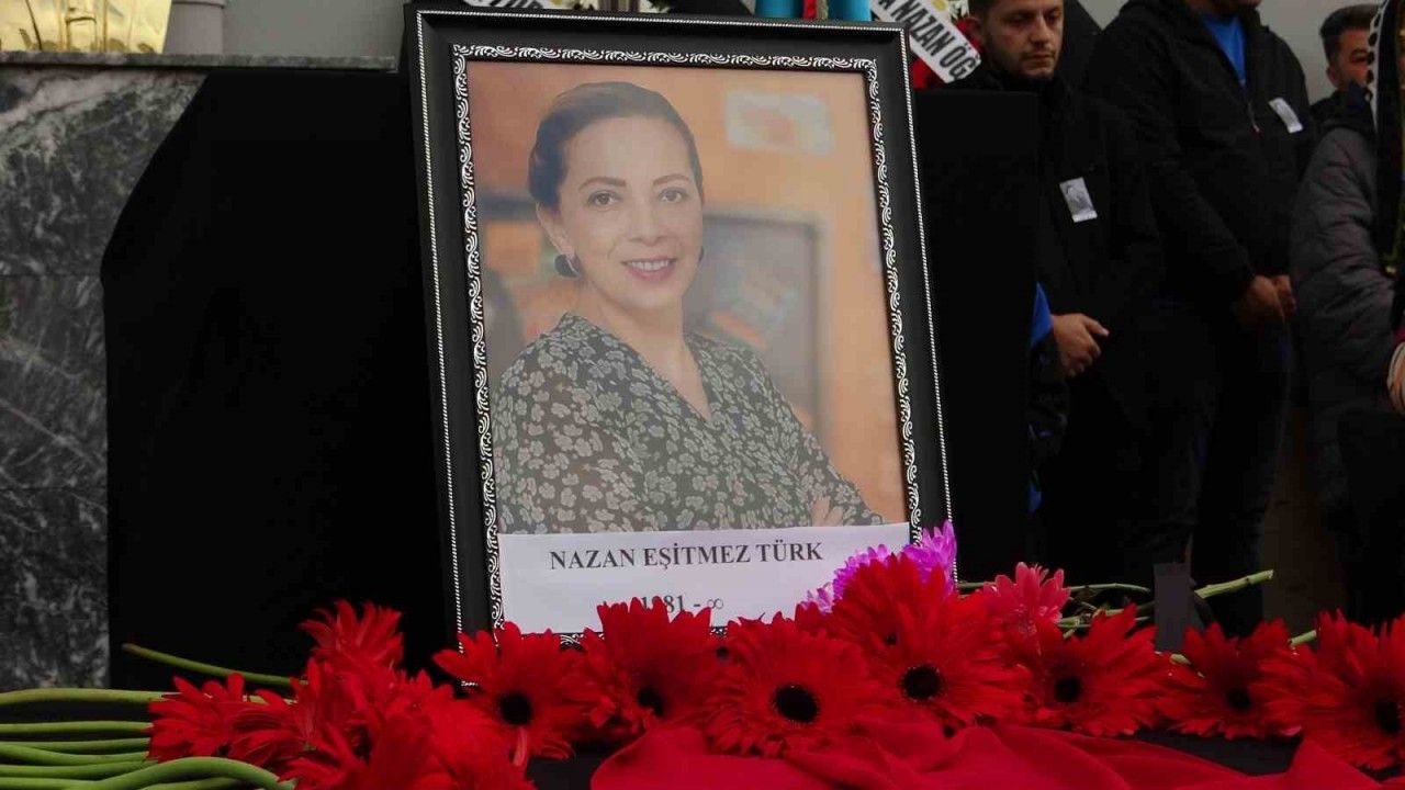 Kansere Yenik Düşen Öğretmen İçin Okulunda Tören Düzenlendi