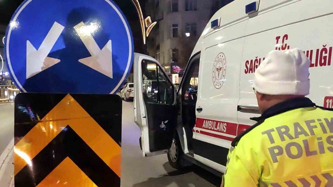 Refüjdeki trafik levhasına çarpan motosikletteki baba ve oğlu yaralandı