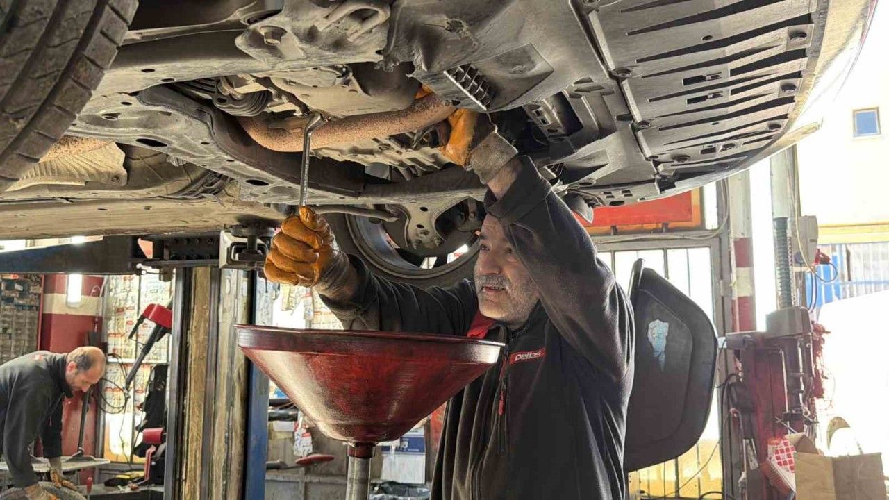 Uzmandan Sürücülere Kış Uyarısı: "Lastik, Akü Ve Antifrizi Kontrol Ettirin