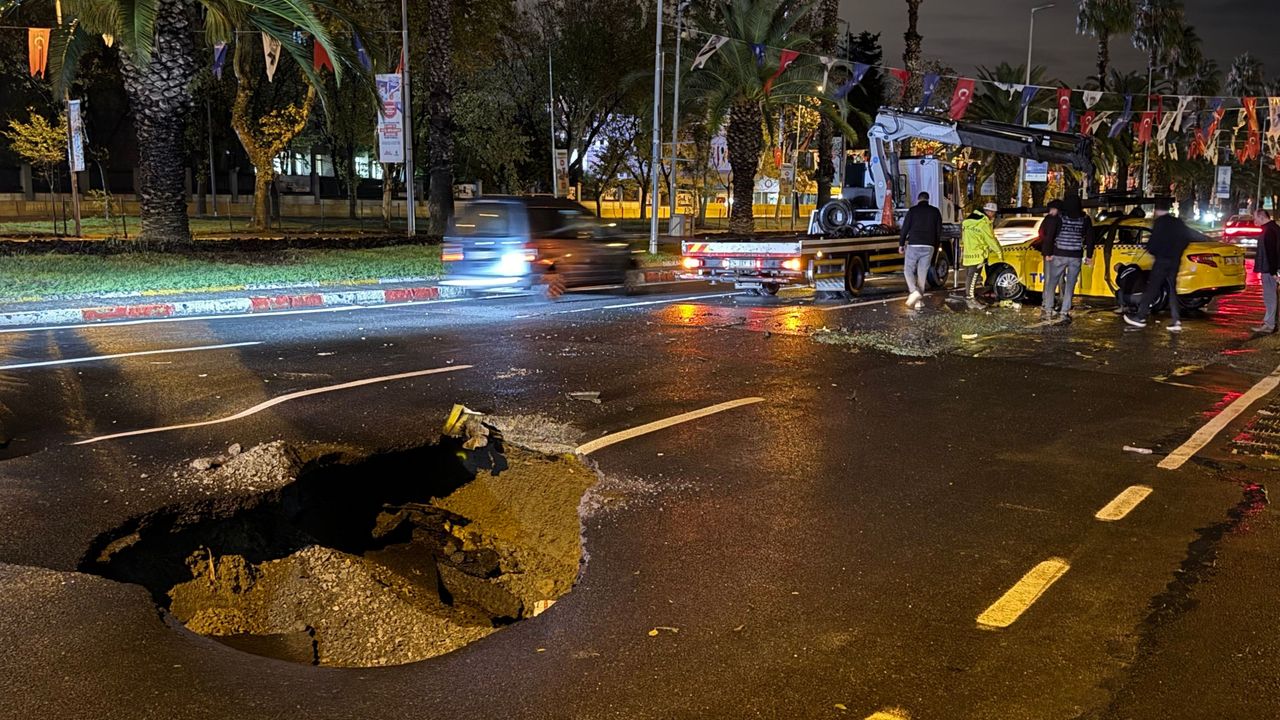Sağanak Yağış Nedeniyle İstanbul'da Yol Çöktü