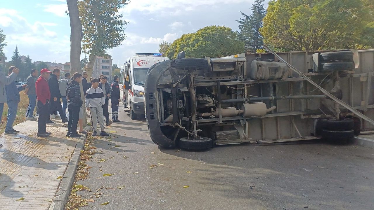 Çorum’da Kamyonet İle Otomobil Çarpıştı: 1’i Çocuk 5 Yaralı