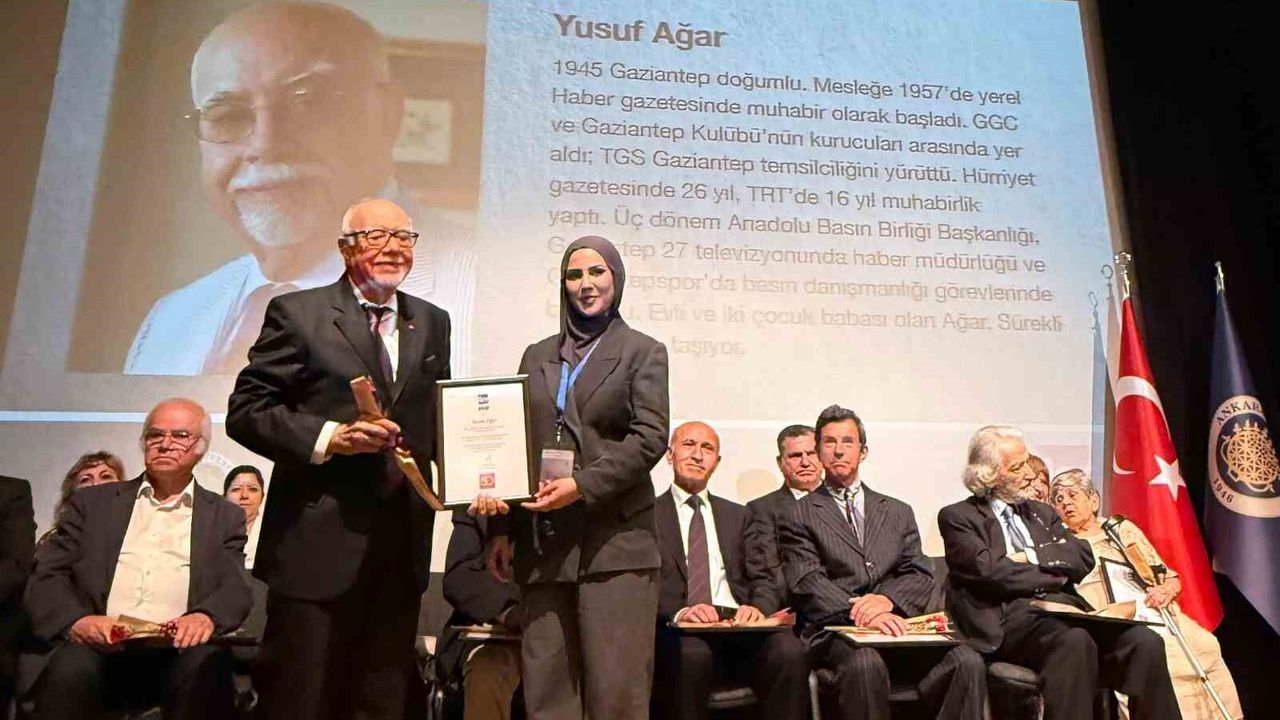 Duayen Gazeteci Ağar'a 'Meslekte 50 Yıl Onur Ödülü' verildi
