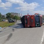 Samsun'da Cam Yüklü Tır Virajda Devrildi