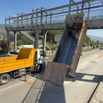 Damperi Açık Kalan Tır Üst Geçide Takıldı: 1 Yaralı