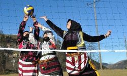 'Ağasar' Kıyafetleriyle Voleybol Oynadılar