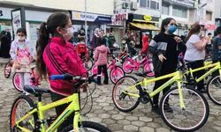 Hopaspor Çocuklara Bayram Hediyesi Olarak Bisiklet Dağıttı