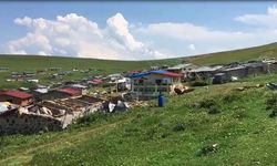 Şiddetli Rüzgar Nedeniyle Yayla Evlerinin Çatıları Uçtu