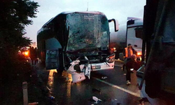 AK Parti Seçmenlerini Taşıyan Otobüs TIR'a Çarptı: 1'i Ağır 22 Yaralı