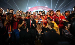 Galatasaray Şampiyonluk Kupasını Kaldırdı