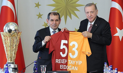 Cumhurbaşkanı Erdoğan’a Galatasaray'dan 53 Numaralı Forma Hediyesi