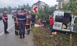 Fındık işçilerini taşıyan minibüs direğe çarptı: 5’i çocuk 17 yaralı