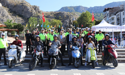 Amasya’da Polis, Ceza Kesmek Yerine Kask Dağıttı