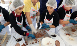 Minik Eller, Artık Ekmek ve Keklerden Çikolata Topu Yaptı