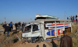 Kamyonet, İşçi Servis Minibüsüne Çarptı: 2 Ölü, 19 Yaralı