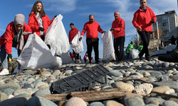 Rize'deki Kıyı Temziliğinde 35 Poşet Çöp Toplandı 