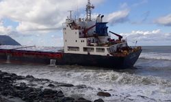 Artvin’de Karaya Oturan Gemi İçin Uzman Ekip Bekleniyor