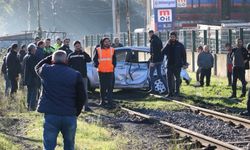 Tren, Hemzemin Geçitte Otomobile Çarptı; 1'i Çocuk 3 Yaralı