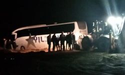 Yolcu Otobüsü Yoldan Çıktı: 6 Yaralı