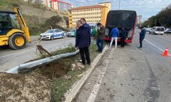 Samsun'da Otobüs, Direk ile Ağaca Çarptı